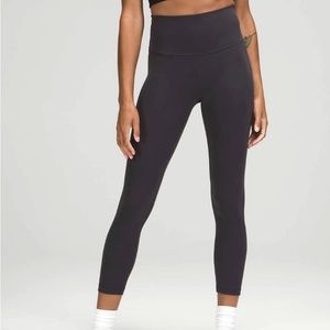 Lululemon Women’s Wunder Train 23” leggings in Black Granite